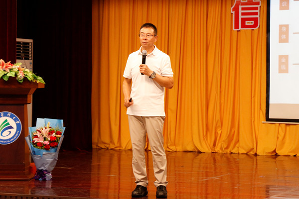 雷殿生老师正在进行演讲