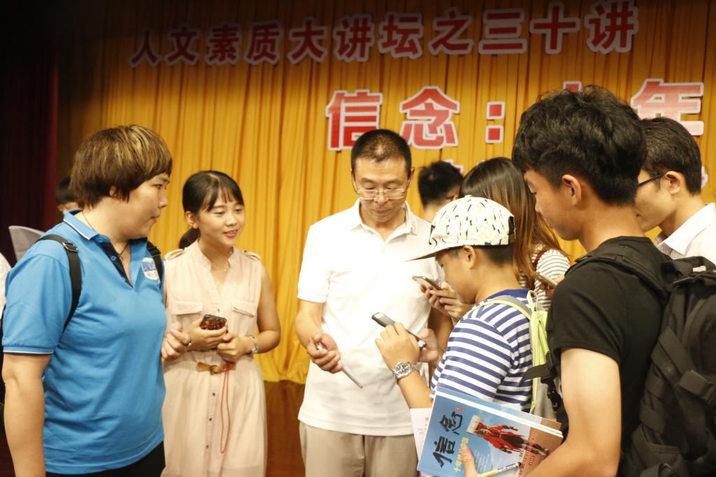讲座结束同学们和雷殿生老师进行交流